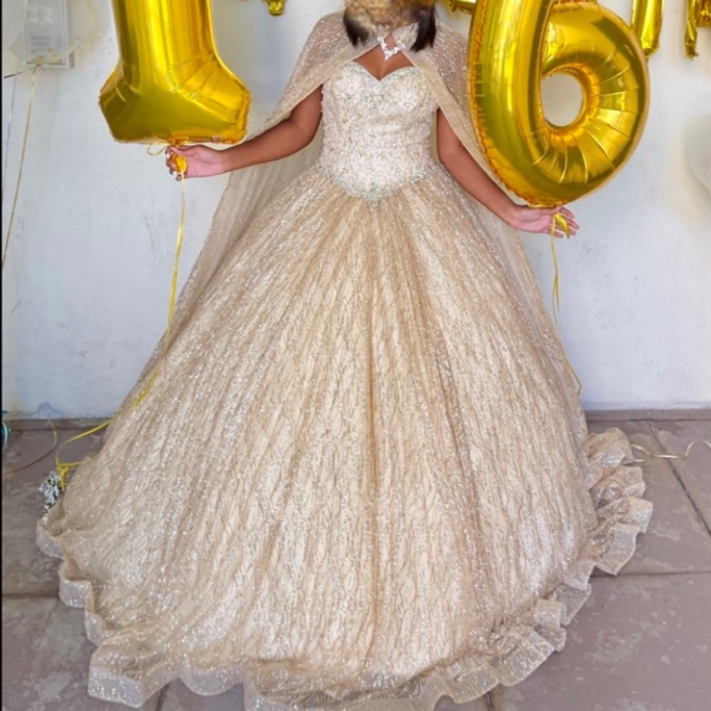 I’m selling this prom/birthday dress. It’s good for all occasions.